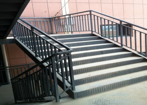 商场一般使用哪种楼梯？